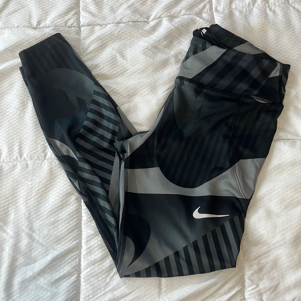 *Free Gift W Purchase* Black and gray Nike leggings. Size small.